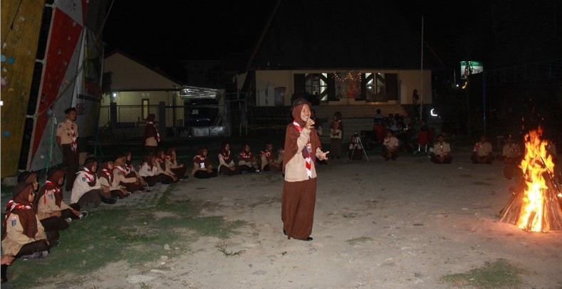 Pada saat sarasehan di upacara api unggun. Kak Avida sedang menjelaskan filosofi api unggun