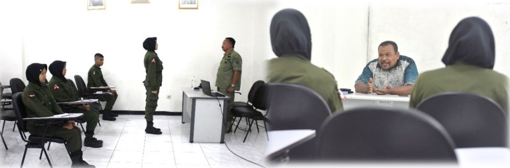 Penyampaian materi ruangan yang di sampaikan oleh Alumni Menwa UPY, Bapak Subur (atas) dan Bapak Gatot (bawah)