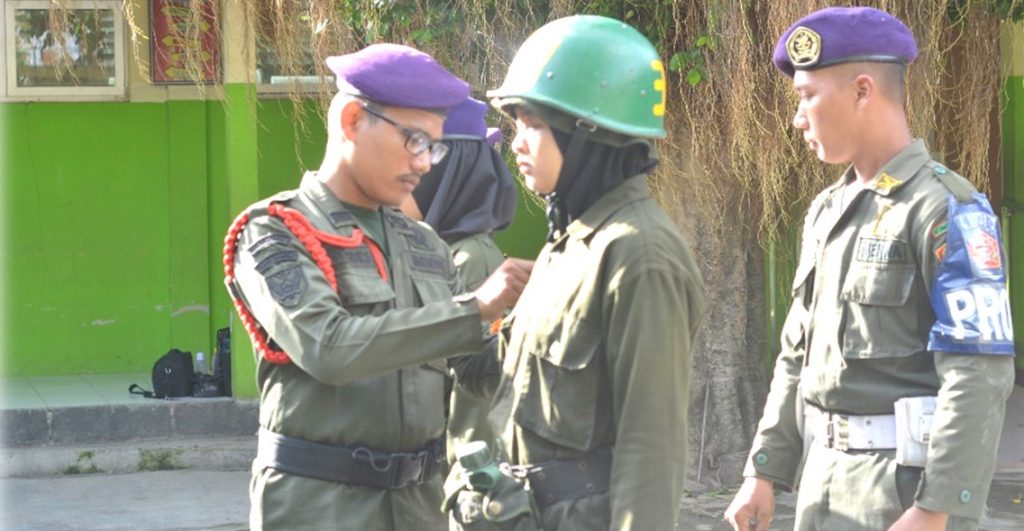 Prosesi pelepasan tanda pelatih dan tanda peserta secara simbolis kepada perwakilan pelatih dan peserta PRADIKSAR