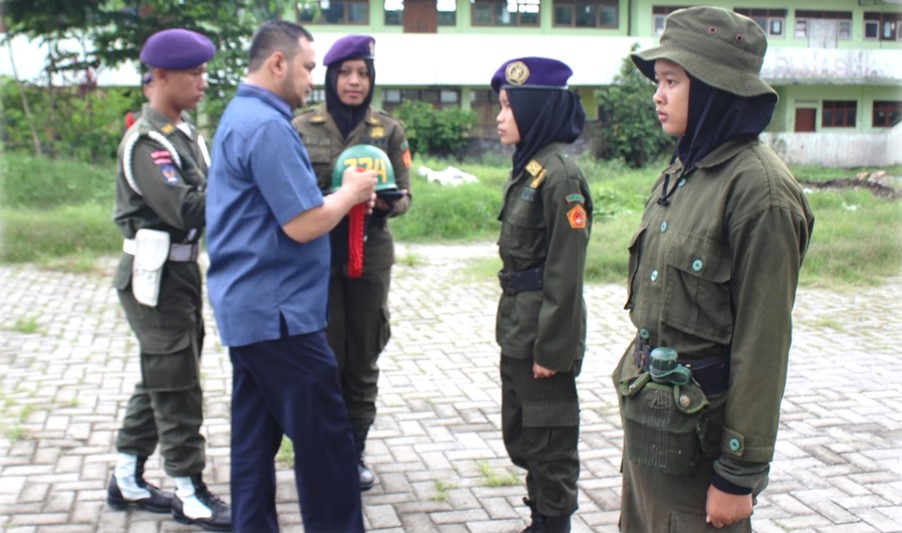 Prosesi penyematan tanda pelatih dan tanda peserta secara simbolis kepada perwakilan pelatih dan peserta PRADIKSAR