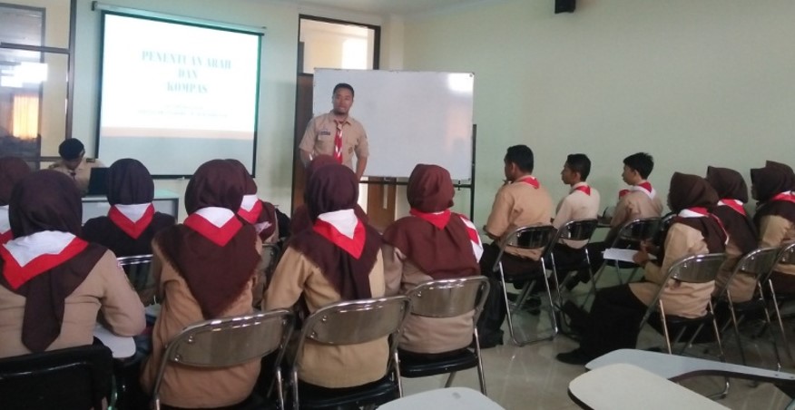 Penyampaian materi di ruang kelas
