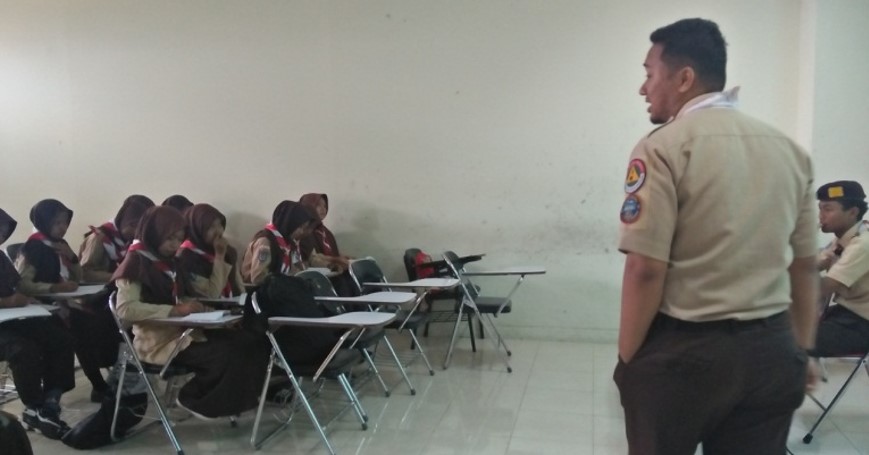 Penyampaian materi di ruang kelas oleh Kak Septian 