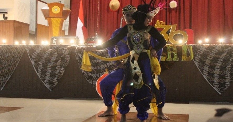 Penampilan tari pembukaan (Tari Arjuna Srikandi)