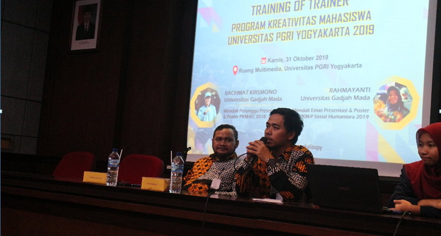 Wakil Rektor III dan Ketua Pelaksana dalam acara pembukaan